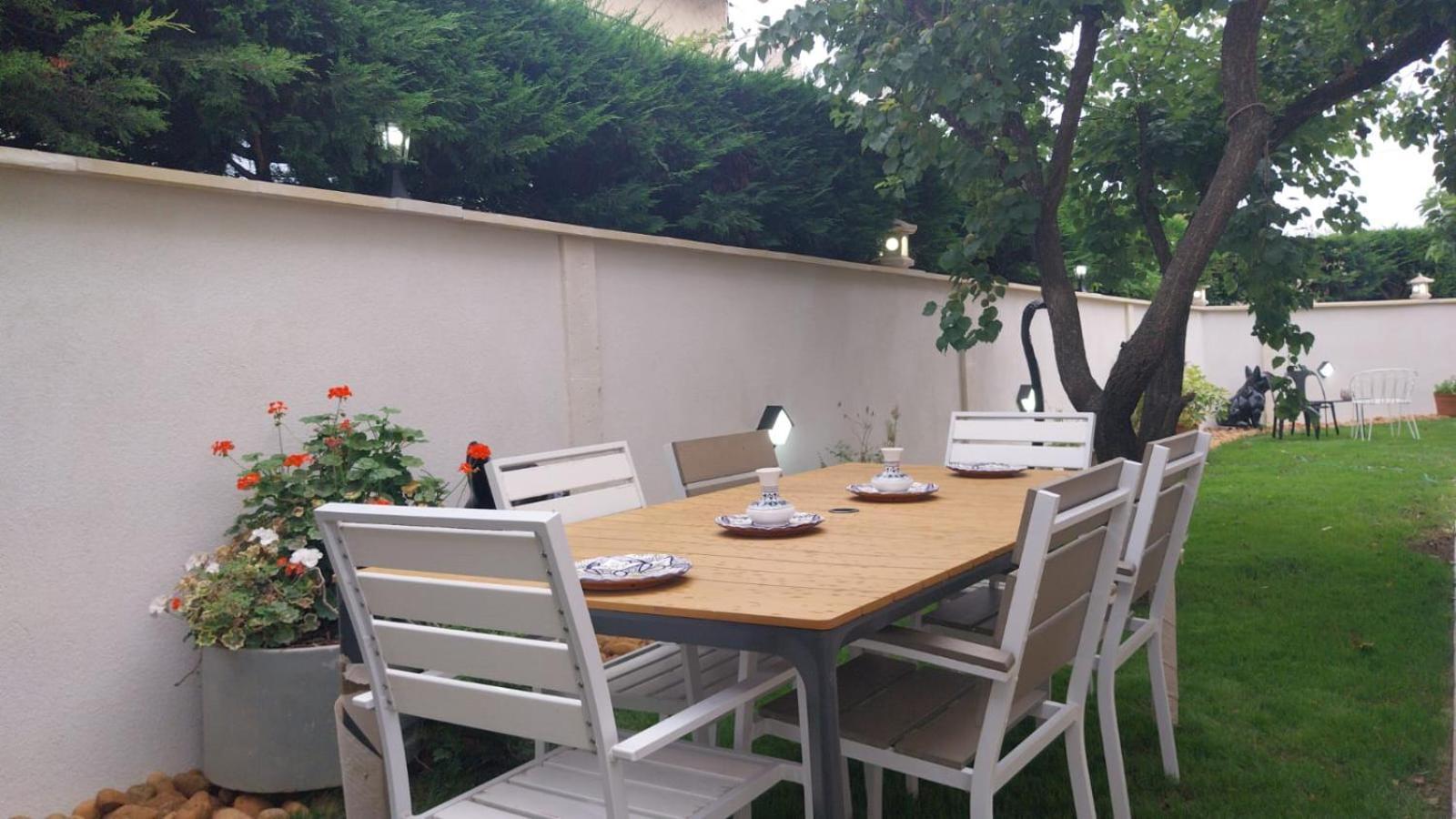 Maison En Rez-de-chaussée,jardin, Très Bien Située Arles